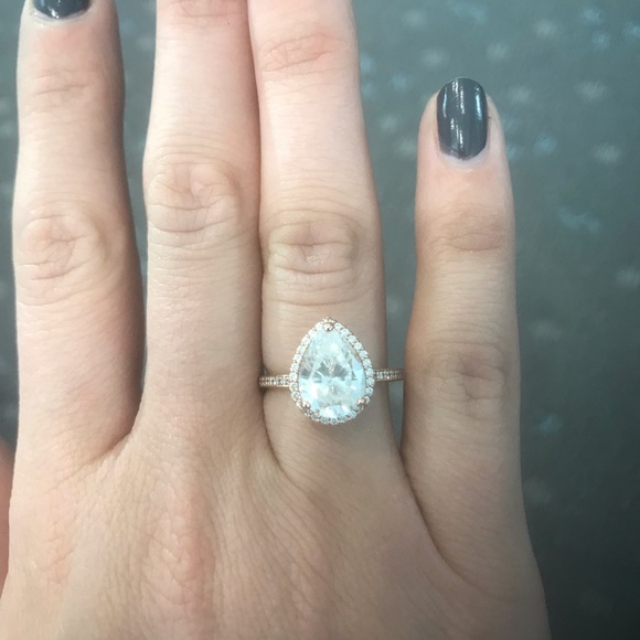 Gorgeous cubic zirconia ring! - Picture 1 of 3